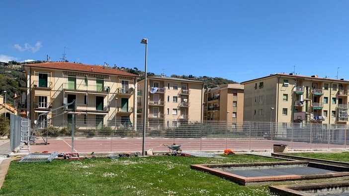 Finale, completato il restyling del "campetto rosso" di via Dante: dopo il nuovo fondo ecco la recinzione Finale, completato il restyling del "campetto rosso" di via Dante: dopo il nuovo fondo ecco la recinzione