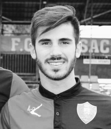 Calcio. Morte Giani, anche la Lavagnese piange il giovane giocatore: "Il tuo estro e la tua educazione non sono passate inosservate" Calcio. Morte Giani, anche la Lavagnese piange il giovane giocatore: "Il tuo estro e la tua educazione non sono passate inosservate"