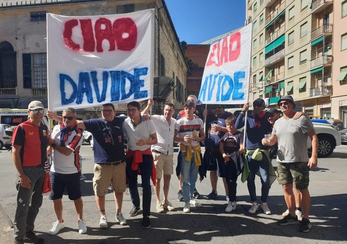 Calcio, Genoa. La Gradinata Nord saluta Meirana "Ciao Davide" durante il match con la Roma