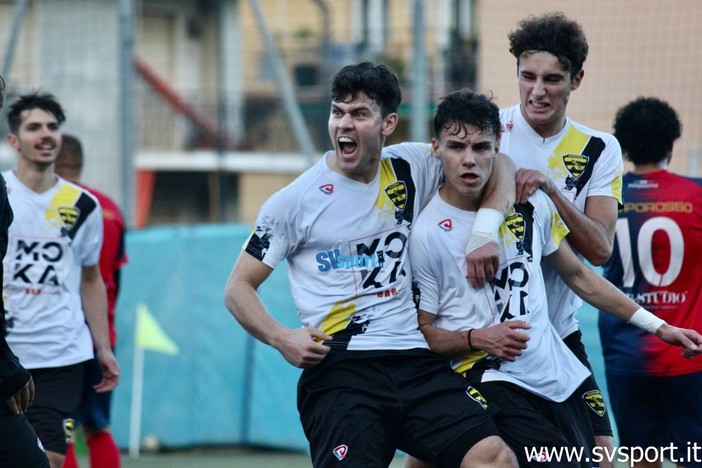 Calcio, Baia Alassio Auxilium. Le vespe volano alte, il 2-1 all'Altarese vale il primato nel girone A Calcio, Baia Alassio Auxilium. Le vespe volano alte, il 2-1 all'Altarese vale il primato nel girone A