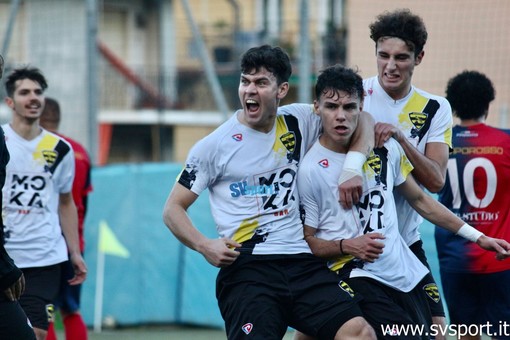 Calcio, Baia Alassio Auxilium. Le vespe volano alte, il 2-1 all'Altarese vale il primato nel girone A Calcio, Baia Alassio Auxilium. Le vespe volano alte, il 2-1 all'Altarese vale il primato nel girone A