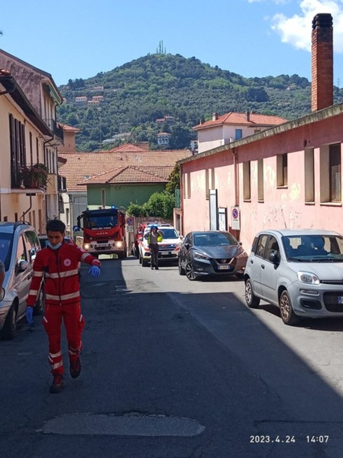 Imperia, dà in escandescenze entra al "Ciccione" e si arrampica sui balconi in piazza d'Armi Imperia, dà in escandescenze entra al "Ciccione" e si arrampica sui balconi in piazza d'Armi