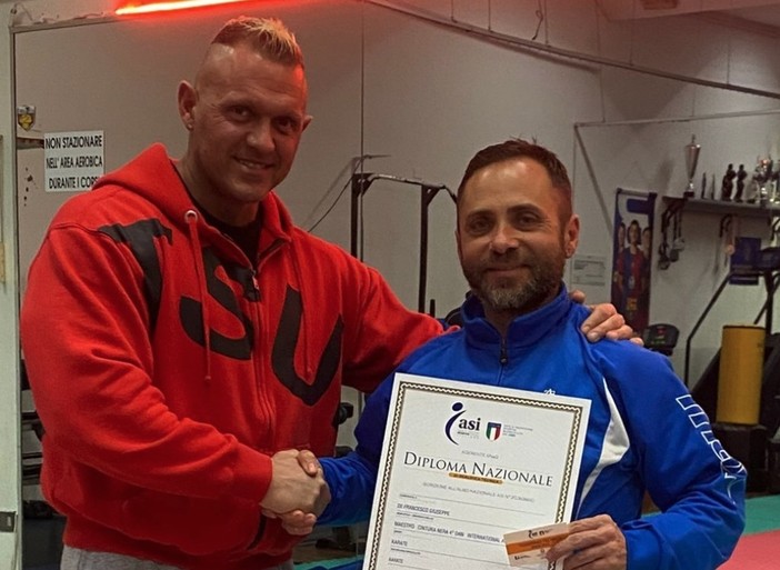 Giuseppe De Francesco raggiunge il 4° Dan, diploma consegnato da Francesco Dell'isola