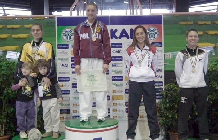 Raffaella Carlini sul secondo gradino del podio Raffaella Carlini sul secondo gradino del podio