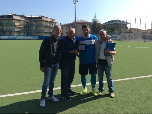 Calcio, Pietra Ligure. Centro volte capitan Baracco, il centrocampista biancazzurro è stato premiato dalla società