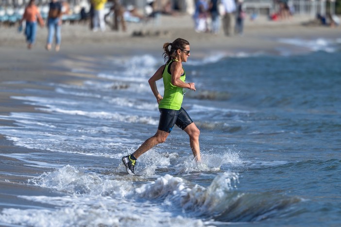 Alassio. La città del Muretto rappresentata dall'atleta alassina Lorena Rasolo nel viaggio della Fiamma Olimpica Milano-Cortina 2026