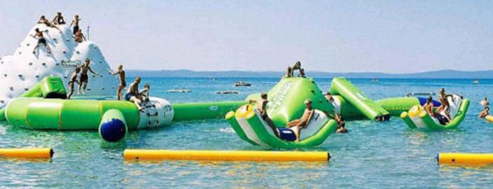 Laigueglia, in arrivo un parco acquatico gonfiabile in mezzo al mare