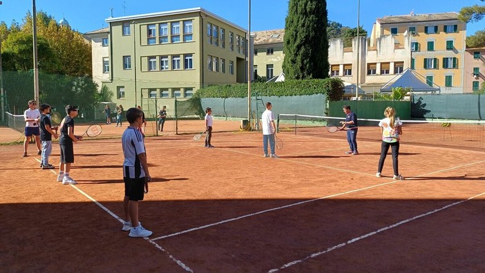 Albissola, riprendono le lezioni gratuite di tennis del TC Alba Docilia agli studenti delle scuole medie