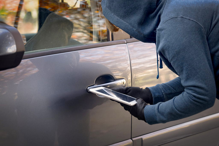 Le nuove minacce dell'era digitale: come i ladri utilizzano la tecnologia per rubare auto