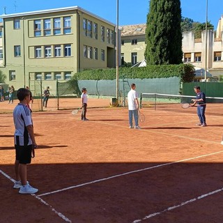 Albissola, riprendono le lezioni gratuite di tennis del TC Alba Docilia agli studenti delle scuole medie
