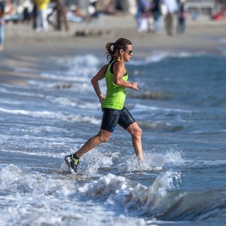 Alassio. La città del Muretto rappresentata dall'atleta alassina Lorena Rasolo nel viaggio della Fiamma Olimpica Milano-Cortina 2026