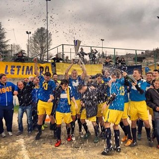 FOTONOTIZIA: Letimbro campione, i gialloblu alzano la coppa FOTONOTIZIA: Letimbro campione, i gialloblu alzano la coppa