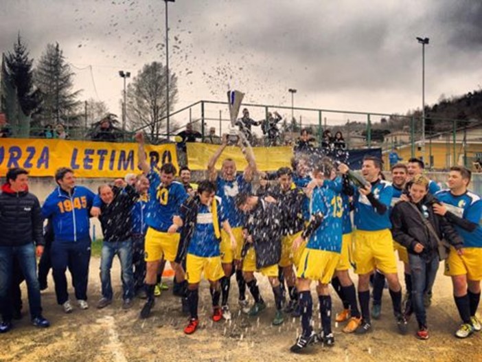 FOTONOTIZIA: Letimbro campione, i gialloblu alzano la coppa