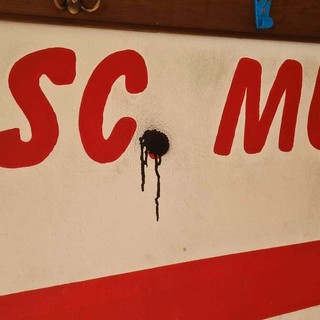 Murialdo, il campo sportivo nel mirino di vandali e maleducati: "Deiezioni canine e vernice spray, così non si può andare avanti"