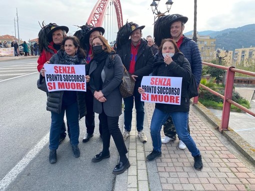 Albenga, la protesta per il Pronto Soccorso &quot;pedala&quot; alla Milano-Sanremo: &quot;Non si può ignorare la necessità di un territorio&quot; (FOTO e VIDEO)