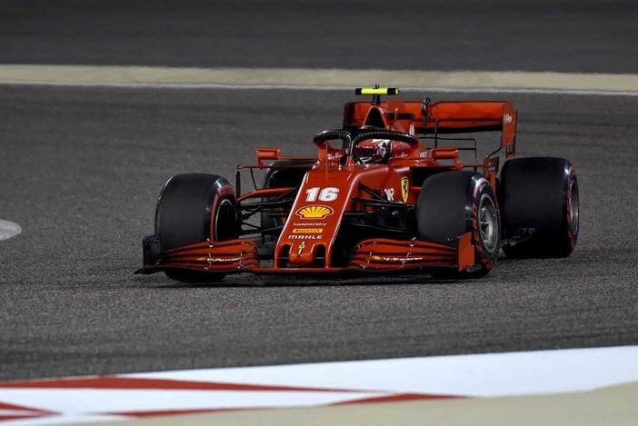 F1. In Bahrain il dramma di Grosjean è a lieto fine e condiziona tutta la gara. Leclerc decimo, vince Hamilton