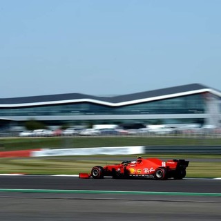 Formula 1. GP dei 70anni dai connotati imprevedibili, Verstappen beffa le Mercedes. Quarta la Ferrari del monegasco Leclerc