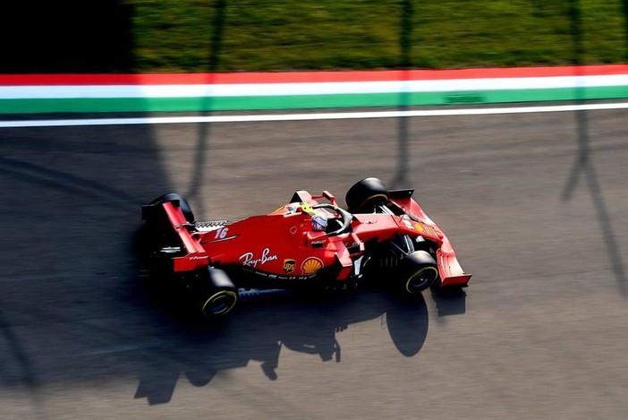 Formula 1. Ad Imola la gara si accende nel finale, doppietta Mercedes, quinto Leclerc con una Ferrari in ombra