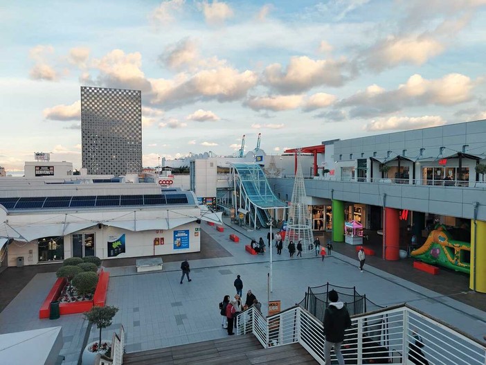 Al Molo 8.44 iniziano i saldi: dal 3 gennaio lo shopping riparte all’aria aperta