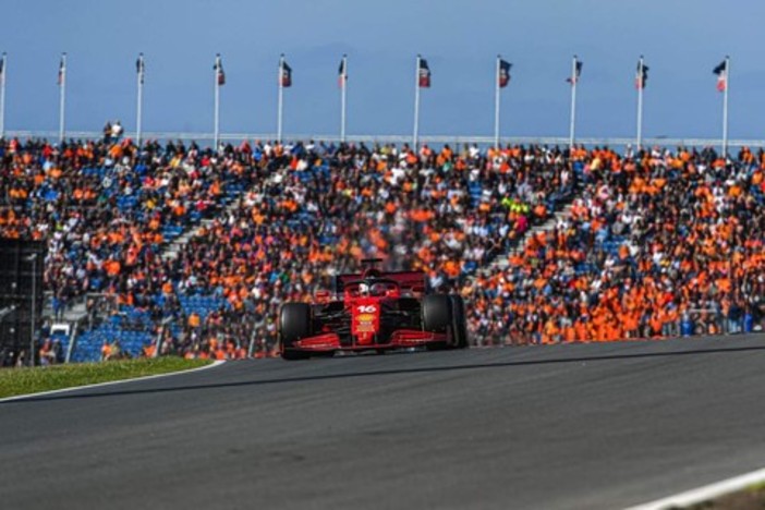 F1. In Olanda è pole per l'idolo di casa Verstappen. Tutta rosso Ferrari la terza fila: Leclerc quinto