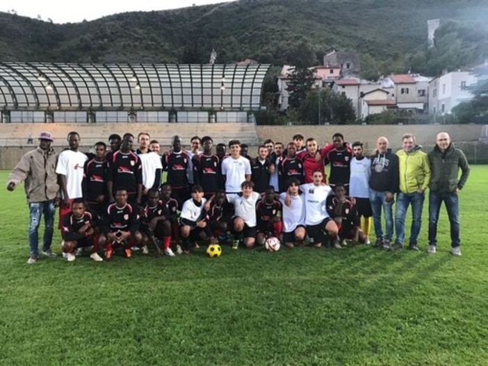 Migranti vs Albenga: a Cisano sul Neva la partita dell'integrazione la vincono tutti Migranti vs Albenga: a Cisano sul Neva la partita dell'integrazione la vincono tutti