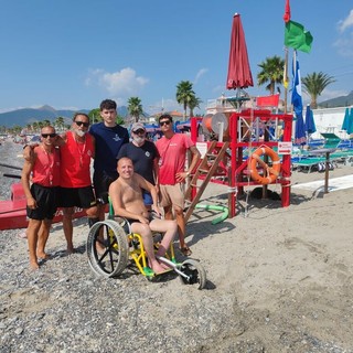 Quando il mare è davvero per tutti: a Pietra Ligure una sedia speciale e un verricello per abbattere le barriere