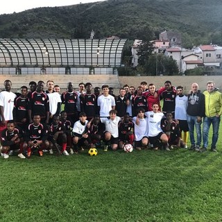 Migranti vs Albenga: a Cisano sul Neva la partita dell'integrazione la vincono tutti