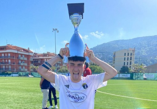 Calcio, Comiotto saluta l’Imperia e riparte dall’Oneglia, i nerazzurri tesserano l'argentino Lopez Petruzzi Calcio, Comiotto saluta l’Imperia e riparte dall’Oneglia, i nerazzurri tesserano l'argentino Lopez Petruzzi