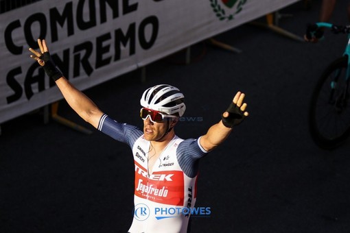 Jasper Stuyven trionfa sul rettilineo di via Roma, sua la Milano-Sanremo 2021 (le foto della volata) Jasper Stuyven trionfa sul rettilineo di via Roma, sua la Milano-Sanremo 2021 (le foto della volata)