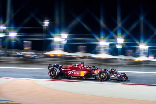 La nuova era della F1 non poteva iniziare meglio di così: in Bahrain la prima pole è della Ferrari del monegasco Leclerc