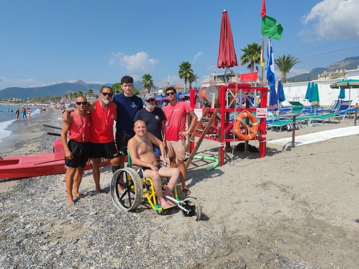 Quando il mare è davvero per tutti: a Pietra Ligure una sedia speciale e un verricello per abbattere le barriere Quando il mare è davvero per tutti: a Pietra Ligure una sedia speciale e un verricello per abbattere le barriere