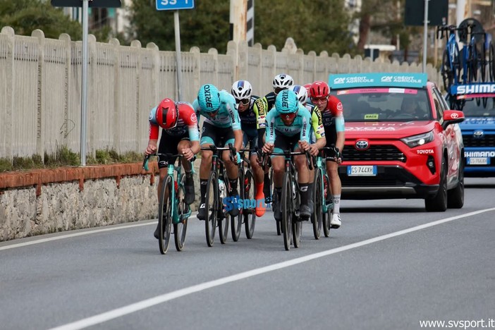 Labrador investito dall'ammiraglia durante la Milano-Sanremo: il cane sta bene, il sollievo del team Labrador investito dall'ammiraglia durante la Milano-Sanremo: il cane sta bene, il sollievo del team