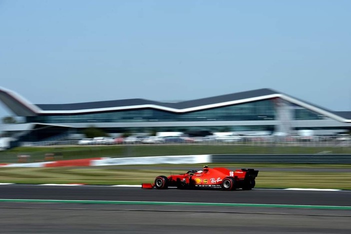 Formula 1. GP dei 70anni dai connotati imprevedibili, Verstappen beffa le Mercedes. Quarta la Ferrari del monegasco Leclerc