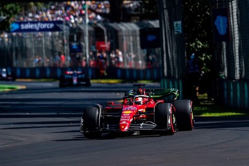 F1. Leclerc ancora super a Melbourne: il monegasco è in pole, tre decimi rifilati a Verstappen