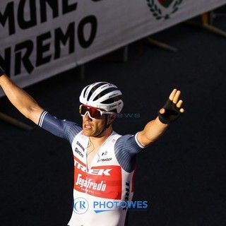 Jasper Stuyven trionfa sul rettilineo di via Roma, sua la Milano-Sanremo 2021 (le foto della volata)