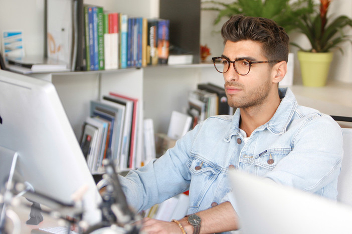 Filtro luce blu: che cos'è e come proteggersi