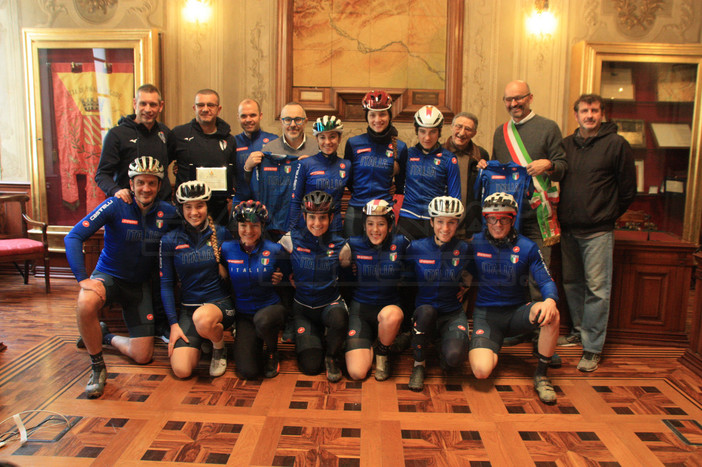 A Finale con l'obbiettivo Parigi '24: la nazionale femminile Under 23 di XCO in allenamento nei sentieri del finalese A Finale con l'obbiettivo Parigi '24: la nazionale femminile Under 23 di XCO in allenamento nei sentieri del finalese