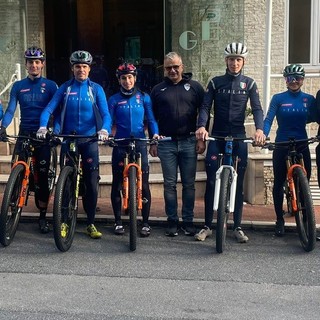 La nazionale azzurra di Mountain Bike in ritiro ad Alassio. Oggi alle 18 la firma della Piastrella del Muretto La nazionale azzurra di Mountain Bike in ritiro ad Alassio. Oggi alle 18 la firma della Piastrella del Muretto