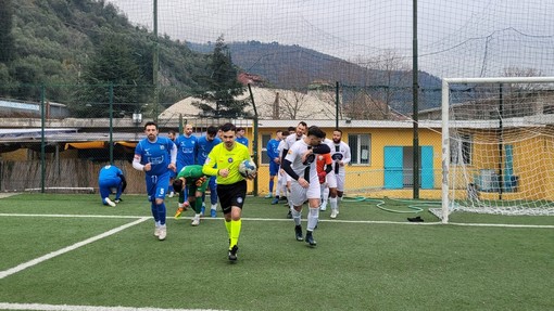 Oneglia e Imperiese entrano in campo per sfidarsi nel derby, non accadrà più (Foto Flammia) Oneglia e Imperiese entrano in campo per sfidarsi nel derby, non accadrà più (Foto Flammia)