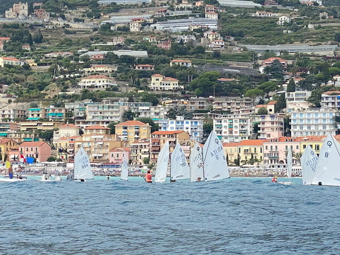 Parasailing. Ferve l'attività anche per la I Zona, in acqua anche i ragazzi di Savona