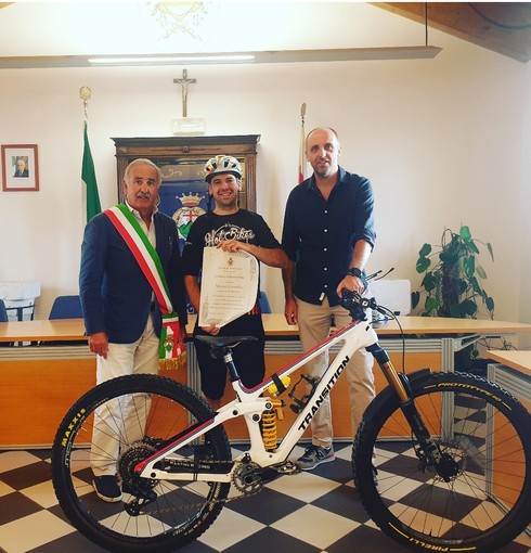 Outdoor. L'amministrazione di Pietra Ligure ha consegnato l'attestato di benemerenza a Matteo Carrubba Outdoor. L'amministrazione di Pietra Ligure ha consegnato l'attestato di benemerenza a Matteo Carrubba