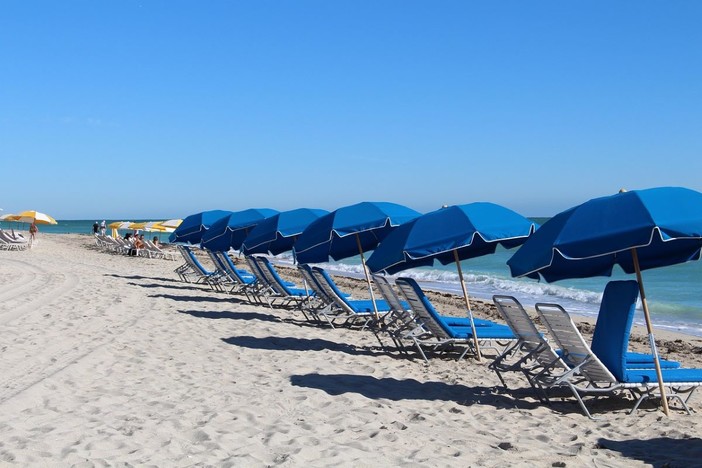 Estate perfetta: come scegliere i migliori ombrelloni da spiaggia per il tuo stabilimento balneare Estate perfetta: come scegliere i migliori ombrelloni da spiaggia per il tuo stabilimento balneare