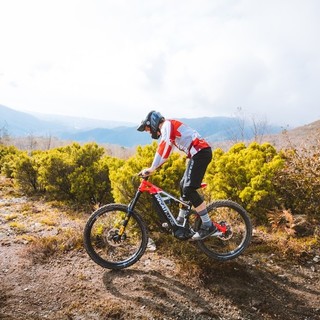 La Ducati sceglie i sentieri di Pietra Ligure e della Val Maremola per il lancio delle nuove e-bike