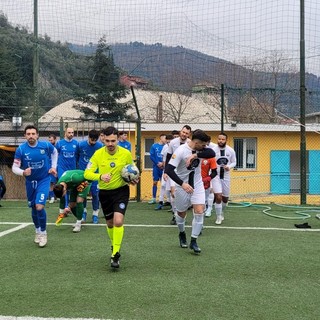 Oneglia e Imperiese entrano in campo per sfidarsi nel derby, non accadrà più (Foto Flammia)