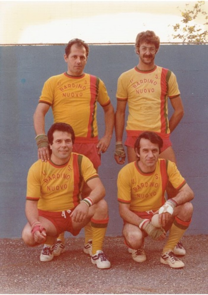 Bardino Nuovo è pronta a rivivere gli anni d'oro della pallapugno: il 27 luglio la presentazione del libro "300 anime e un pallone" Bardino Nuovo è pronta a rivivere gli anni d'oro della pallapugno: il 27 luglio la presentazione del libro "300 anime e un pallone"