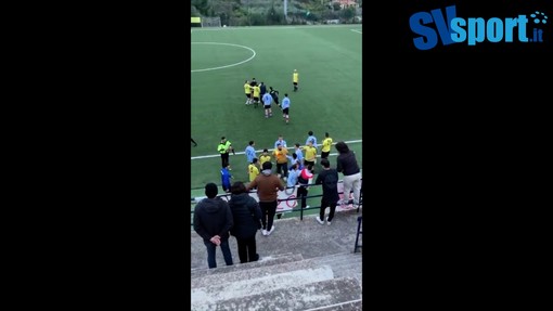 Calcio. L'arbitro prende un pugno in faccia e reagisce durante Nuova Sanstevese - Real Santo Stefano (VIDEO)