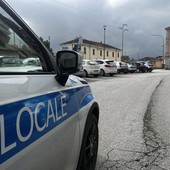 Investe due vigilesse a Cairo, i carabinieri denunciano una 57enne