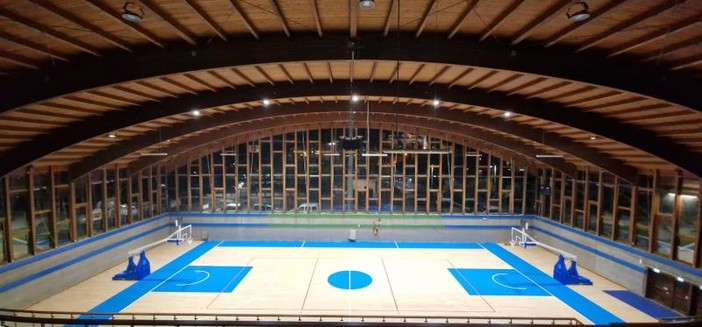 Basket. Il PalaGarassini ha un volto nuovo: installati parquet, canestri e tabellone elettronico Basket. Il PalaGarassini ha un volto nuovo: installati parquet, canestri e tabellone elettronico