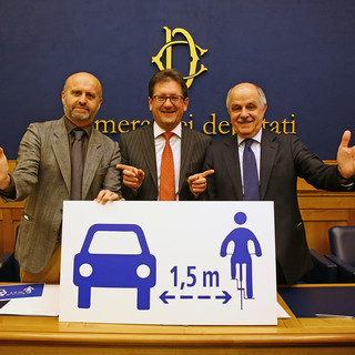 E' stato presentato il disegno di legge salva-ciclisti: in caso di sorpasso bisognerà lasciare un metro e mezzo di spazio