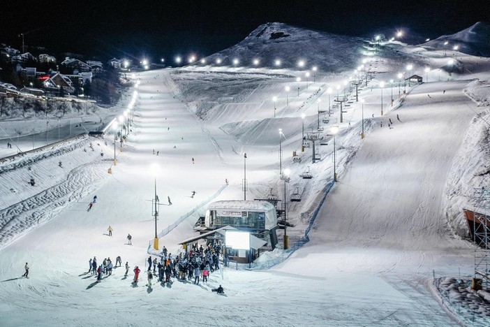 Con gli sci sotto le stelle: Prato Nevoso anticipa l'apertura del notturno
